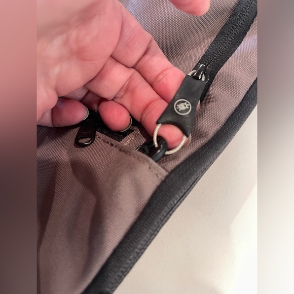 PACSAFE Crossbody Antitheft Travel bag - Picture 9 of 10